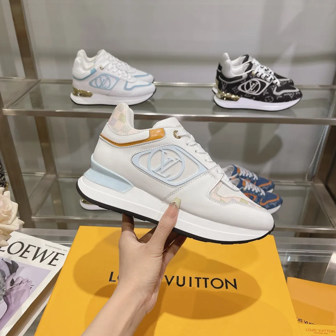 [L Family] P: 760💰Size 35-42 for women, 39-46 for men, (41.42 for women, 45.46 for men, customized) .LV Donkey Brand 🔥🔥LOUIS VUITTON Louis Vuitton's official website synchronizes the 2025 autumn and winter couple's models, which are now on the market, this Neo Run Away sneakers are inspired by running shoes, integrating LV's iconic must-have shoes into the trend. This version is a 1:1 replica of the original version. It is made of two-tone calfskin to highlight its simple lines and unique wedge outsole. Key details include the LV initials on the side and an engraved gold heel stabilizer on the back plus a 2cm hidden insole.